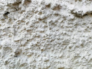 taşlı beyaz badanalı duvar