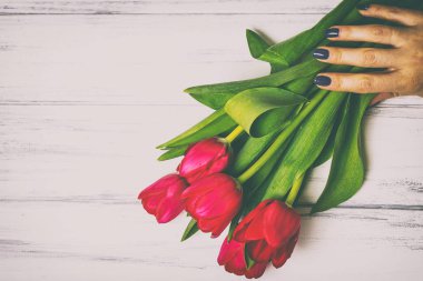 Ahşap beyaz zemin üzerine güzel çiçekler