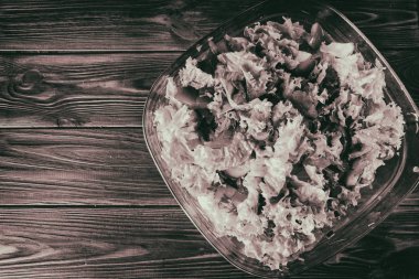 Ahşap bir zemin üzerine yeşil sebze salatası