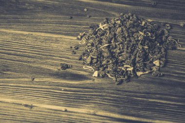 Ahşap arka planda yeşil çay