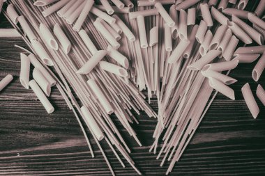 Ahşap arka planda farklı türde makarna.