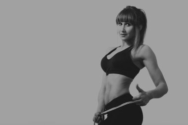 Kız belini bir santimle ölçüyor.