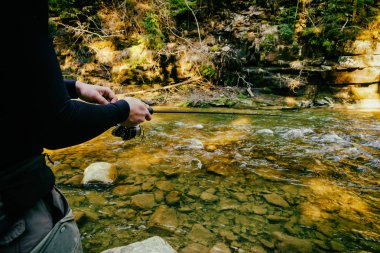 Balıkçı ormandaki bir güzel dağ Nehri üzerinde