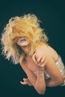 mavi dudaklı sarışın