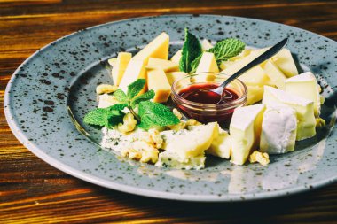 Böğürtlen soslu çeşitli peynirler.