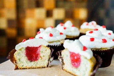 bir tepsi üzerinde pek çok güzel pastalar