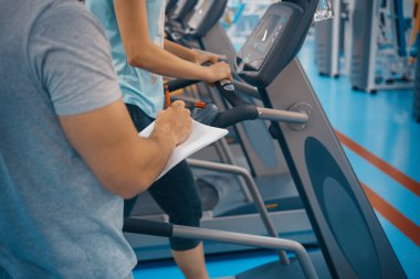 Eğitim koçu ve kızlar