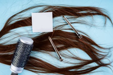 kuaför kavramı: yanlış saç ve saç tokaları