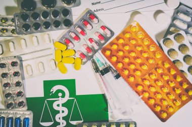 İlaç ve ilaç beyaz bir arka plan üzerinde