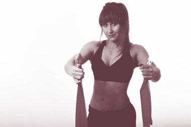 Siyah arka planda kız boks eldivenleri