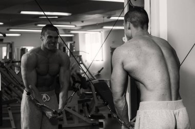 spor olarak güçlü bir adam