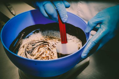 Çikolata ve krema karıştırma. Kremalı pasta