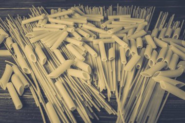 Ahşap arka planda farklı türde makarna.