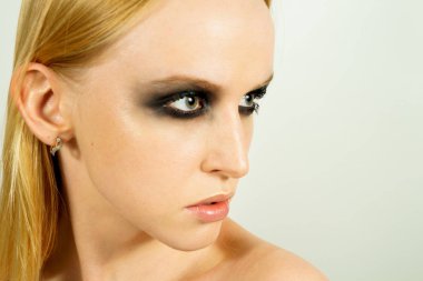 Makyaj yeşil gölgeler ile