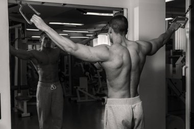 spor olarak güçlü bir adam