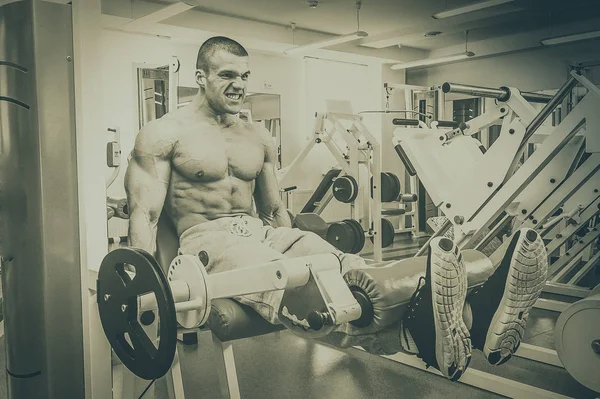 Utbildning processen män på gymmet — Stockfoto