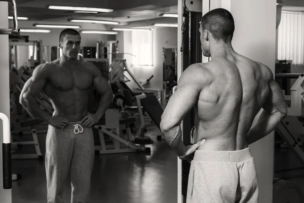 Uomo forte in palestra — Foto Stock