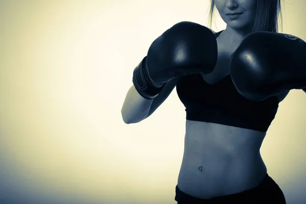 Девушка в боксёрских перчатках в студии — стоковое фото