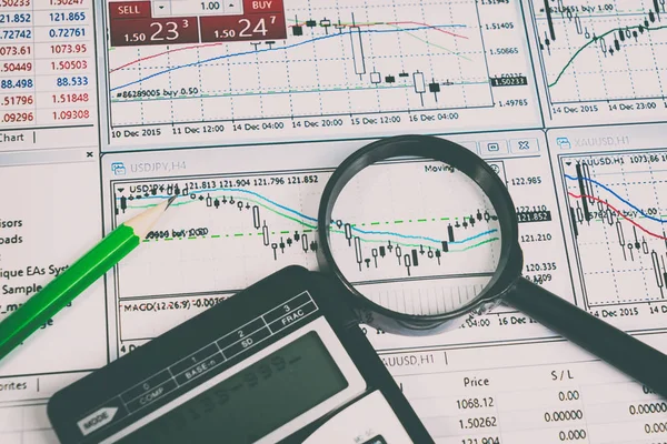 Finansiella diagram på bordet — Stockfoto