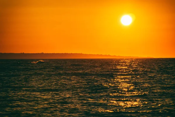 Pôr do sol sobre o mar — Fotografia de Stock