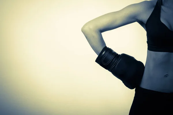 Mädchen in Boxhandschuhen im Studio — Stockfoto