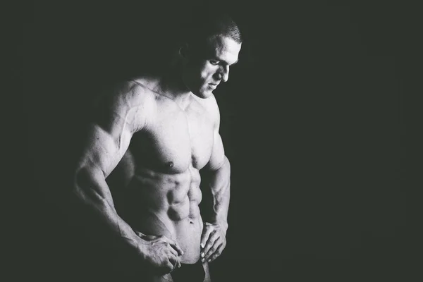Masculino mostrando músculos —  Fotos de Stock