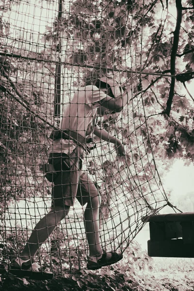 Çocuk bir kolye park tırmanıyor — Stok fotoğraf
