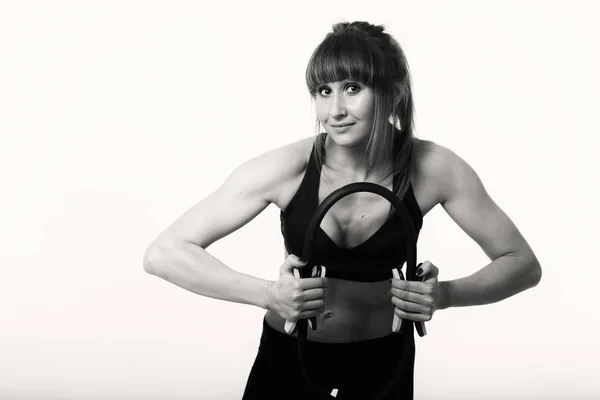 Fille de sport avec un cercle de pilate — Photo