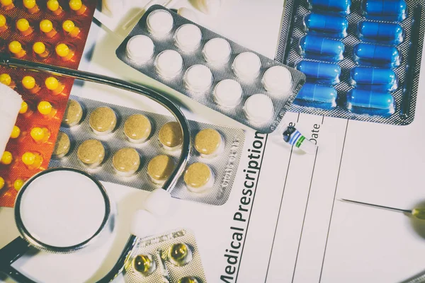 Таблетки и лекарства на белом фоне — стоковое фото