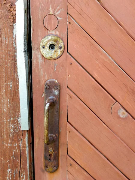 Klamka drzwi i blokady na Stare drzwi czerwony — Zdjęcie stockowe