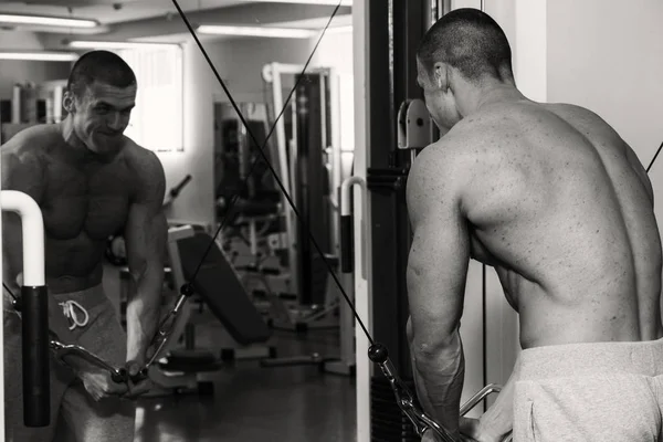 Hombre fuerte en el gimnasio —  Fotos de Stock