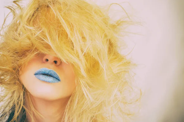 Seksi sarışın bir ceket