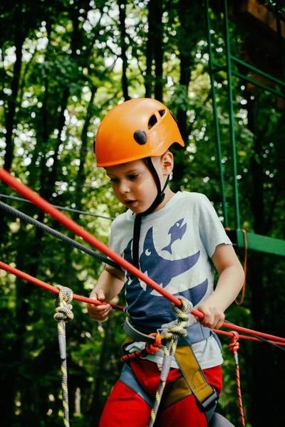 Recreação de crianças ativas. Escalando o parque de cordas — Fotografia de Stock