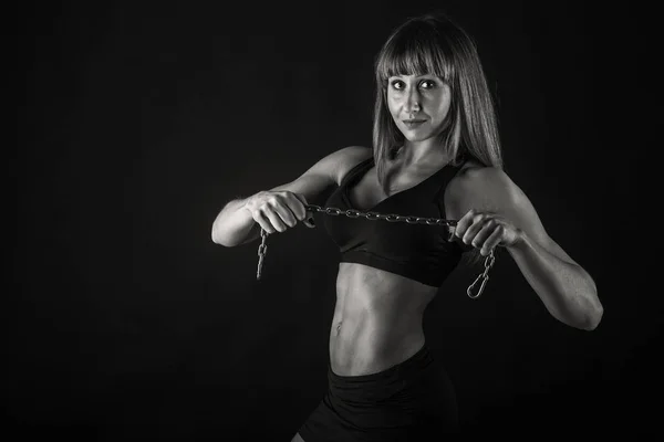 Bodybuilderin mit Kette — Stockfoto