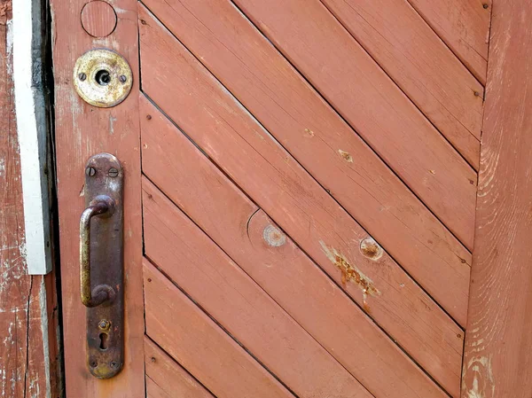 Door handle and lock on the old red door — Stock Photo, Image