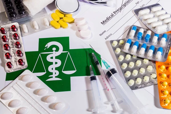 Tıbbi kavram: haplar, bandaj, şırınga, stetoskop