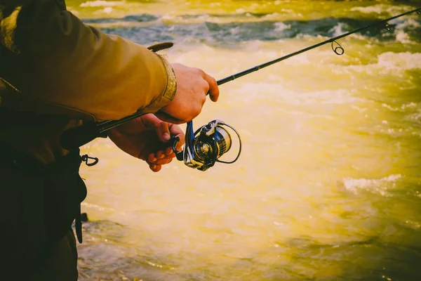 Pesca alla trota nel fiume di montagna — Foto Stock