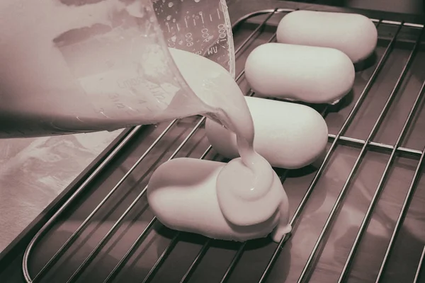 Preparación de pasteles amarillos — Foto de Stock