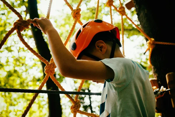Chłopak wspina się park linowy — Zdjęcie stockowe