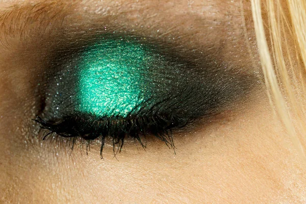 Maquillaje de ojos con sombras verdes —  Fotos de Stock