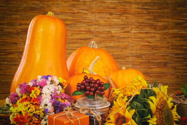 Cosecha de otoño: calabazas, girasoles — Foto de Stock