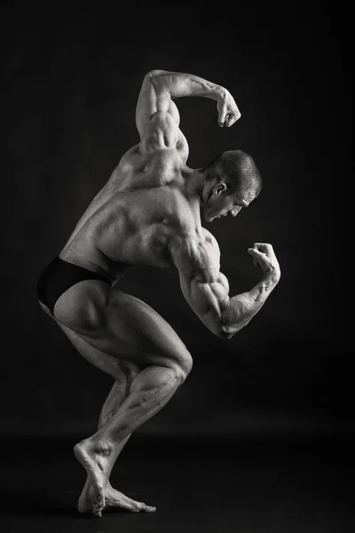 Manliga visar musklerna — Stockfoto