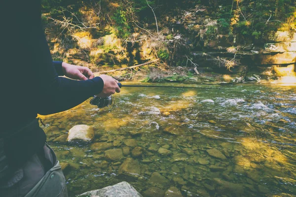 Pescador en un hermoso río de montaña en el bosque —  Fotos de Stock