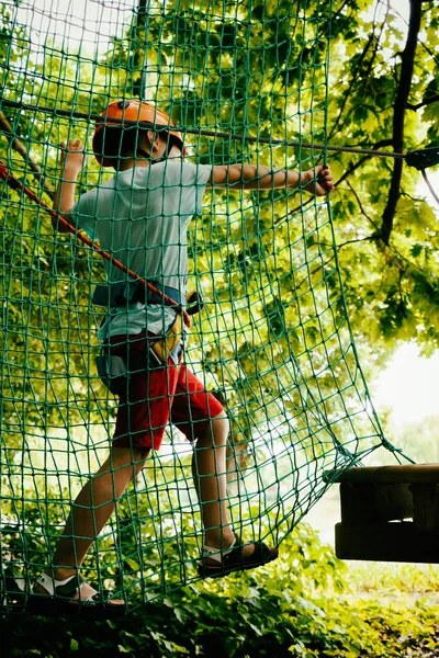 Çocuk bir kolye park tırmanıyor — Stok fotoğraf