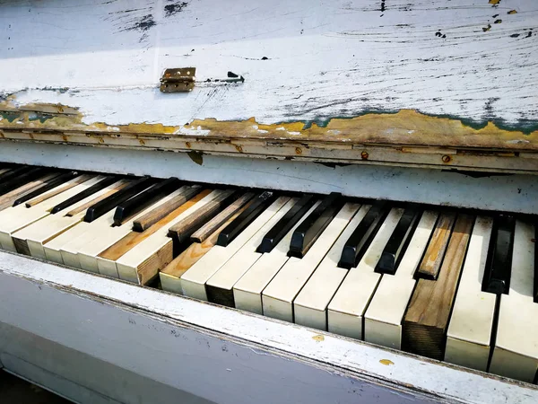 Keys of the old piano — Stock Photo, Image