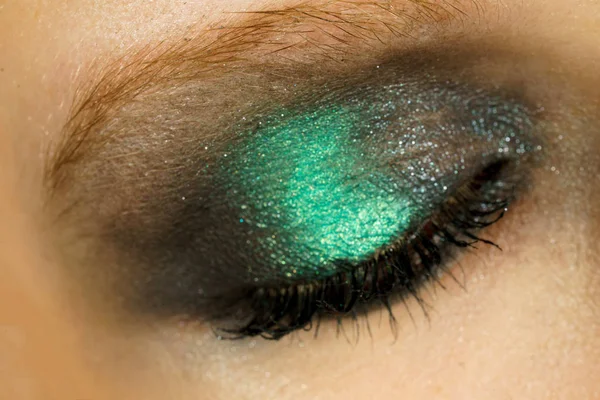 Maquillaje de ojos con sombras verdes — Foto de Stock