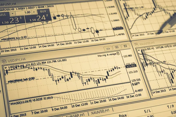 テーブルの上の金融チャート — ストック写真