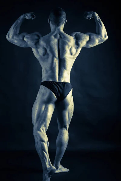 Bodybuilder på svart — Stockfoto