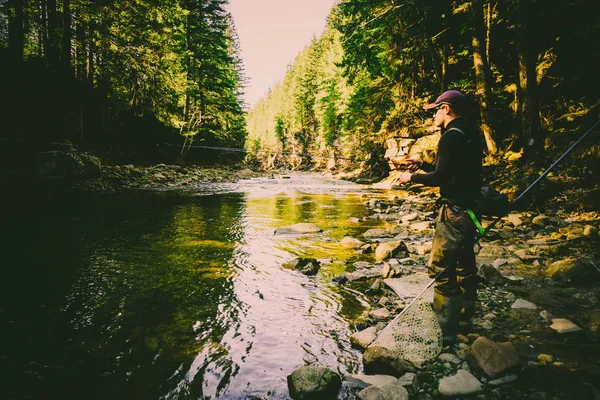 Pêcheur sur une belle rivière de montagne dans la forêt — Photo