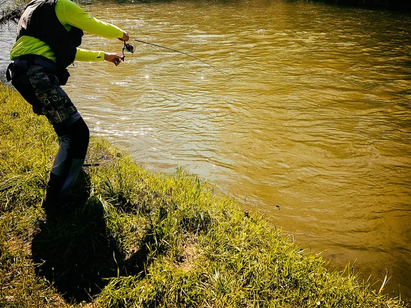 Активна спінінг риболовля на річці — стокове фото